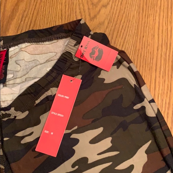 Hot Kiss CAMO FLARE LEG Pants, size juniors M. - Picture 8 of 10